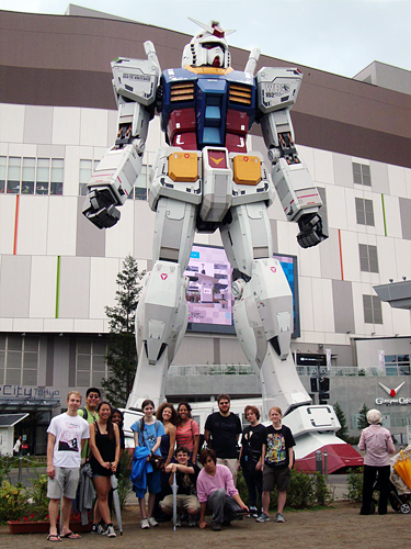 Gundamweb KCP students with Gundam